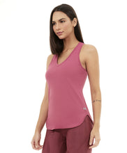 Carregar imagem no visualizador da galeria, Image 02: Alto Giro Fitness Haut Regata Skin Fit Alongada Gola V Roxo Reset

