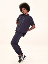 Carregar imagem no visualizador da galeria, Model Front: Uv Line Chemise Shirt Copa Black Upf50+
