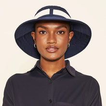 Carregar imagem no visualizador da galeria, Model Front: Uv Line Chapeau Souple/Capeline Hat Paris Ville L Fem Blue White Upf50+
