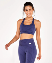 Carregar imagem no visualizador da galeria, Model Front: Alto Giro Fitness Haut Top Circuit Blackout Costas Nadador Cinza Graystone
