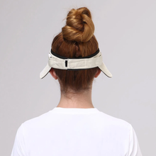 Carregar imagem no visualizador da galeria, Model Back: Uv Line Visière Visor Bali Fem Sand Black Upf50+

