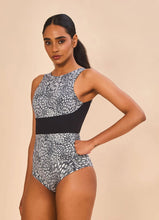 Carregar imagem no visualizador da galeria, Model Front: Uv Line Une Pièce Swimsuit Verena Asas Upf50+
