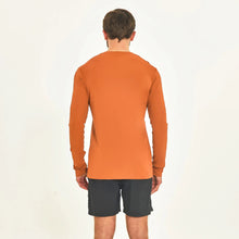 Carregar imagem no visualizador da galeria, Model Back: Uv Line T-Shirt Pour Homme Longsleeve Sport Fit Caramelo

