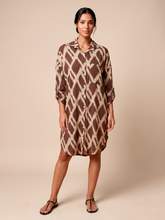 Carregar imagem no visualizador da galeria, Model Front: Uv Line Chemise Shirtdress Ipanema Diamond Upf50+
