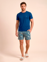 Carregar imagem no visualizador da galeria, Model Front: Uv Line Bermuda / Short Pour Homme Shorts Acqua Boxer Tie Dye Blue Upf50+
