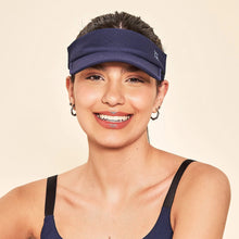 Carregar imagem no visualizador da galeria, Model Front: Uv Line Visière Elastic Visor Navy Blue Upf50+
