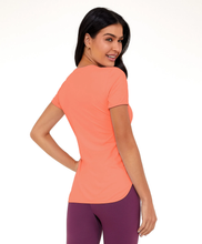 Carregar imagem no visualizador da galeria, T-Shirt Skin Fit Alongada Gola V Laranja Melon
