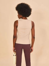 Carregar imagem no visualizador da galeria, Model Back: Uv Line Fitness Haut Regata Fem Ribbed Sand Upf50+
