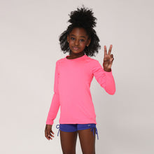 Carregar imagem no visualizador da galeria, Model Front: Uv Line T-Shirt Camiseta Uvlight Pink Fluor Spf50+
