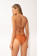 Carregar imagem no visualizador da galeria, Model Back: Rio De Sol Bas Bottom Shimmer-Nocciola Essential-Comfy
