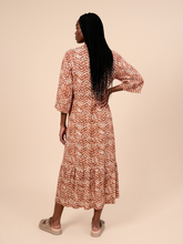 Carregar imagem no visualizador da galeria, Model Back: Uv Line Chemise Long Shirtdress Tie Dye Pitanga Upf50+
