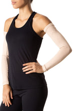 Carregar imagem no visualizador da galeria, Model Front: Uv Line Gants Long Sleeve Uni Beige Upf50+
