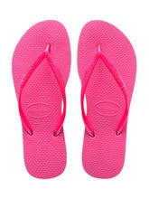 Carregar imagem no visualizador da galeria, Model Front: Havaianas Tongs Slim Shocking Pink
