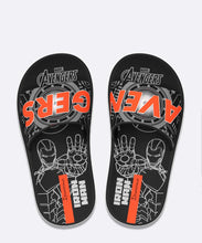 Carregar imagem no visualizador da galeria, Model Front: Ipanema Tongs Ipanema Avengers Slide Preto Cinza Laranja
