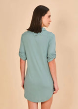 Carregar imagem no visualizador da galeria, Model Back: Uv Line Chemise Shirtdress Copenhagen Water Green Upf50+
