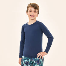 Carregar imagem no visualizador da galeria, Model Front: Uv Line T-Shirt Acqua Qr Code Marinho Upf50+
