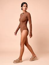 Carregar imagem no visualizador da galeria, Image 03: Uv Line Une Pièce Long Sleeve Swimsuit Macae Brown Upf50+
