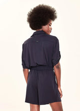 Carregar imagem no visualizador da galeria, Model Back: Uv Line Fitness Bas Shorts Fem Basic Black Upf50+
