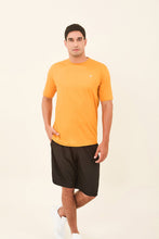 Carregar imagem no visualizador da galeria, Model Front: Uv Line T-Shirt Pour Homme T-Shirt Uvpro Masc Orange Upf50+
