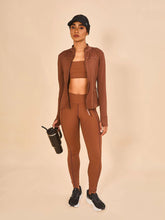 Carregar imagem no visualizador da galeria, Model Front: Uv Line Fitness Bas Legging Fit Aspen Brown Upf50+
