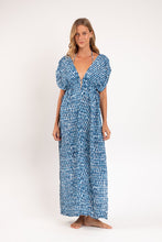 Carregar imagem no visualizador da galeria, Model Front: Rio De Sol Vêtement De Plage Chuva Long Dress Soleil
