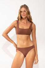 Carregar imagem no visualizador da galeria, Model Front: Rio De Sol Haut Top Sand-Cappuccino Mary
