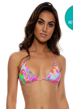 Carregar imagem no visualizador da galeria, Model Front: Luli Fama Haut Top Wavy Ruched Reversible Vivi Il Momento
