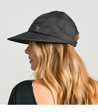 Carregar imagem no visualizador da galeria, Model Back: Uv Line Casquette Visor Nice Fem Black Upf50+
