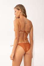 Carregar imagem no visualizador da galeria, Model Back: Rio De Sol Bas Bottom Shimmer-Nocciola Ibiza-Comfy-Gold
