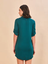 Carregar imagem no visualizador da galeria, Model Back: Uv Line Chemise Shirtdress Copenhagen Petroleo Upf50+
