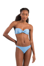 Carregar imagem no visualizador da galeria, Model Front: Rio De Sol Haut Top Shimmer-Baltic-Sea Bandeau-Joy
