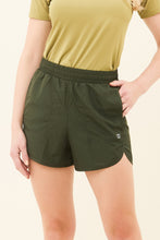 Carregar imagem no visualizador da galeria, Gallery: Uv Line Fitness Bas Short Race Verde Militar Upf50+
