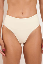 Carregar imagem no visualizador da galeria, Gallery: Rio De Sol Bas Bottom Off-White Hotpants
