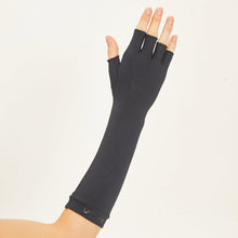 Carregar imagem no visualizador da galeria, Model Back: Uv Line Gants Long Gloves Uni Black Upf50+
