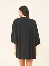 Carregar imagem no visualizador da galeria, Model Back: Uv Line Robe De Plage Kimono Color Black Upf50+
