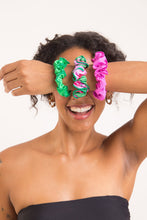 Carregar imagem no visualizador da galeria, Image 05: Rio De Sol Chouchou Dots-Energy Scrunchie
