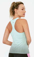 Carregar imagem no visualizador da galeria, Model Back: Alto Giro Fitness Haut Regata Skin Fit Degrade Menta
