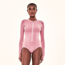 Carregar imagem no visualizador da galeria, Model Front: Uv Line Une Pièce Swimsuit Macae Malva Upf50+
