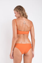 Carregar imagem no visualizador da galeria, Model Back: Rio De Sol Haut Top Ocre Bandeau-Reto
