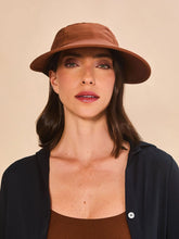 Carregar imagem no visualizador da galeria, Model Front: Uv Line Casquette Visor Capri Colors Nac Fem Coniac Upf50+
