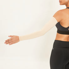 Carregar imagem no visualizador da galeria, Model Back: Uv Line Gants Long Sleeve Beige Upf50+
