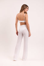 Carregar imagem no visualizador da galeria, Model Back: Rio De Sol Pantalon De Plage Memphis-White Pants Lana
