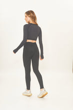 Carregar imagem no visualizador da galeria, Model Back: Uv Line Fitness Bas Legging Fit Aspen Black Upf50+
