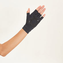 Carregar imagem no visualizador da galeria, Model Back: Uv Line Gants Short Gloves Uni Black Upf50+
