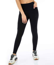 Carregar imagem no visualizador da galeria, Model Front: Alto Giro Fitness Bas Legging Unique Recortes Preto
