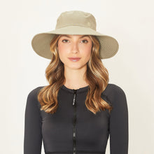 Carregar imagem no visualizador da galeria, Model Front: Uv Line Chapeau Souple/Capeline Hat Lyon Nac L Fem Kaki Upf50+
