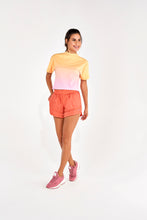 Carregar imagem no visualizador da galeria, Model Front: Alto Giro Fitness Haut T-Shirt Sunset Amarelo Amber
