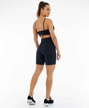 Carregar imagem no visualizador da galeria, Model Back: Alto Giro Fitness Bas Bermuda Hyper Com Bolsos Laterais Preto

