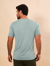 Carregar imagem no visualizador da galeria, Model Back: Uv Line T-Shirt Pour Homme T-Shirt New Fit Masc Verde Agua Upf50+
