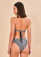 Carregar imagem no visualizador da galeria, Model Back: Uv Line Ensemble Set Bandeau Asas Upf50+
